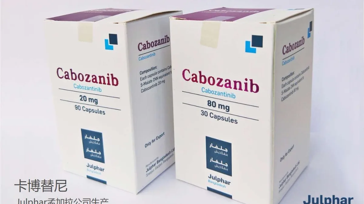 患者手持莫博替尼药盒，正在用手机查询注册信息