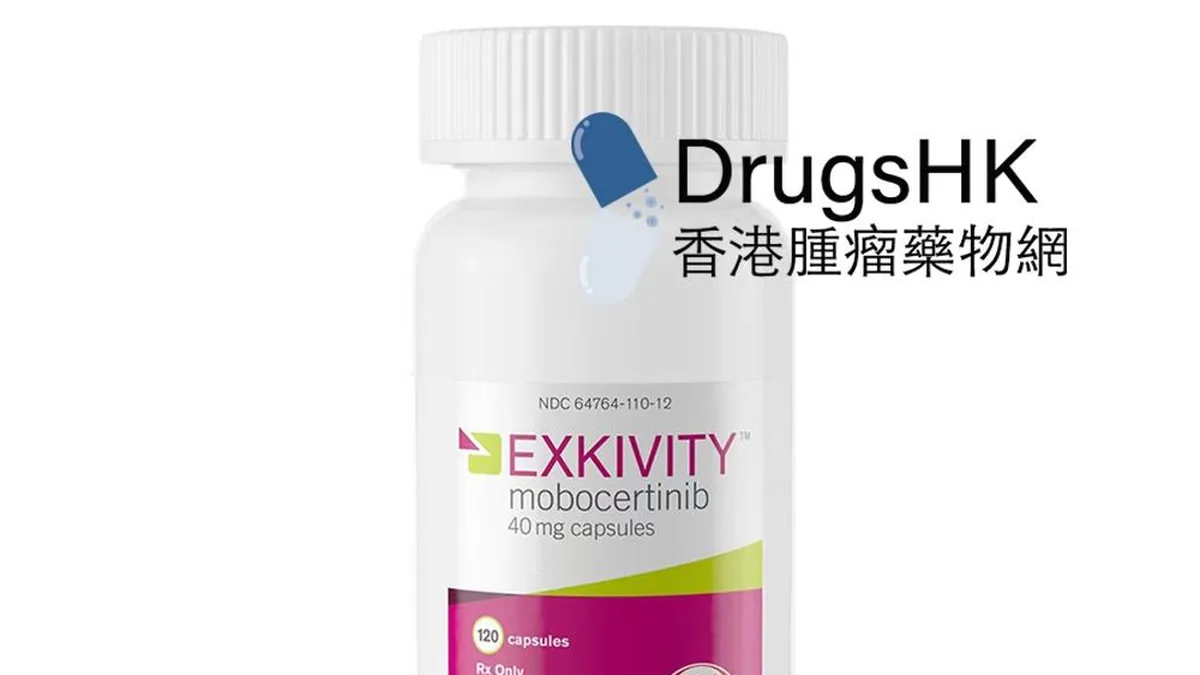 医生向患者解释莫博替尼用药注意事项