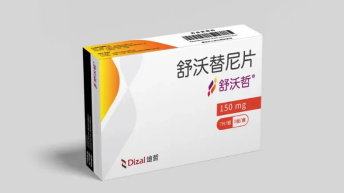 患者手持莫博替尼药盒和处方，在药房窗口咨询
