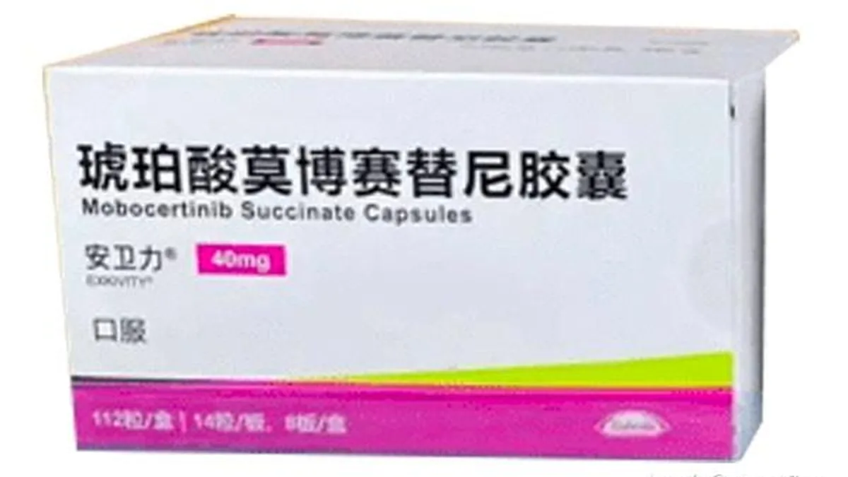 医生向患者解释莫博替尼皮肤反应护理方法